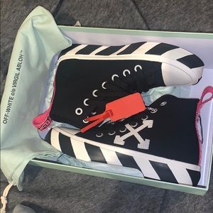OFF-WHITE
Black & White Arrows Mid-Top Sneakers